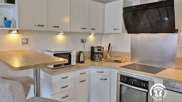 Een koelkast, een microgolfoven, een oven, een vaatwasser