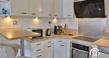 Grande maison en pierre rénovée avec cheminée, piano et WiFi à Andouillé