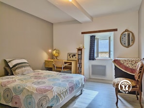 3 bedrooms, free WiFi, bed sheets - Large renovated stone house with fireplace, piano, and WiFi in Andouillé (Andouillé)