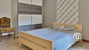 3 室のベッドルーム、WiFi (無料)、ベッドシーツ