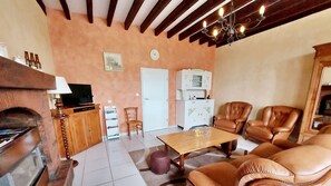 TV - Charming Restored Miner's House, Private Garden, Close to Amenities and Outdoor Activities (Renazé)