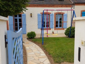 Children’s area - Charming Restored Miner's House, Private Garden, Close to Amenities and Outdoor Activities (Renazé)