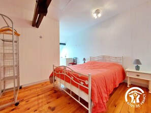3 bedrooms, free WiFi, bed sheets - Charming Restored Miner's House, Private Garden, Close to Amenities and Outdoor Activities (Renazé)