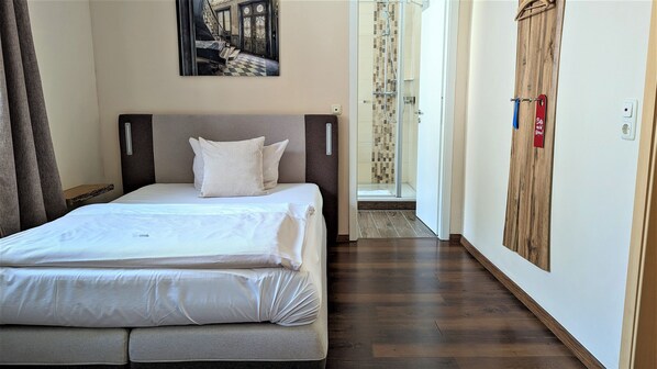 1 Schlafzimmer, Schreibtisch, Reisekinderbett, WLAN