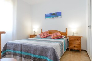 2 dormitorios, tabla de planchar con plancha, cuna de viaje