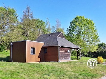 Location de vacances avec GĂźtes de France Mayenne - Village Vacances et pĂȘche Ă Villiers-Charlemagne. H53G01072 Chalet le Black Bass avec ponton privatif sur lâĂ©tang, pour 5 Ă 7 personnes. 2 chambres, canapĂ© convertible, terrasse et local de pĂȘche.