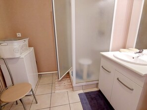 Een haardroger, handdoeken