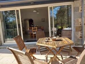 Outdoor dining - Riverside Retreat: Spacious 3BR House, Private Fishing Pond, Near Charming Villages & Outdoor Activities (Voutré)