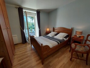 3 bedrooms, desk, free WiFi, bed sheets - Riverside Retreat: Spacious 3BR House, Private Fishing Pond, Near Charming Villages & Outdoor Activities (Voutré)