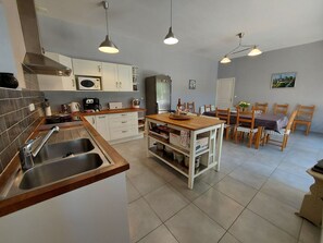 ثلاجة، ميكروويف، فرن، غسالة أطباق