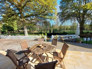 تناول الطعام بالخارج