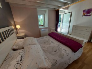 3 quartos, escrivaninha, Wi-Fi de cortesia, roupa de cama