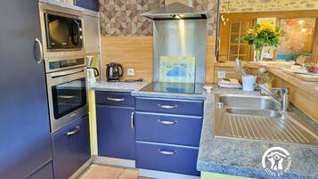 Een koelkast, een microgolfoven, een oven, een vaatwasser