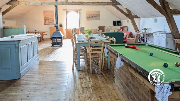 A cozy attic room with a pool table, wooden beams, and a dining area. - Historic Mill, 5 Bedrooms, River View, Billiards, Ping-Pong (La Roche-Neuville)