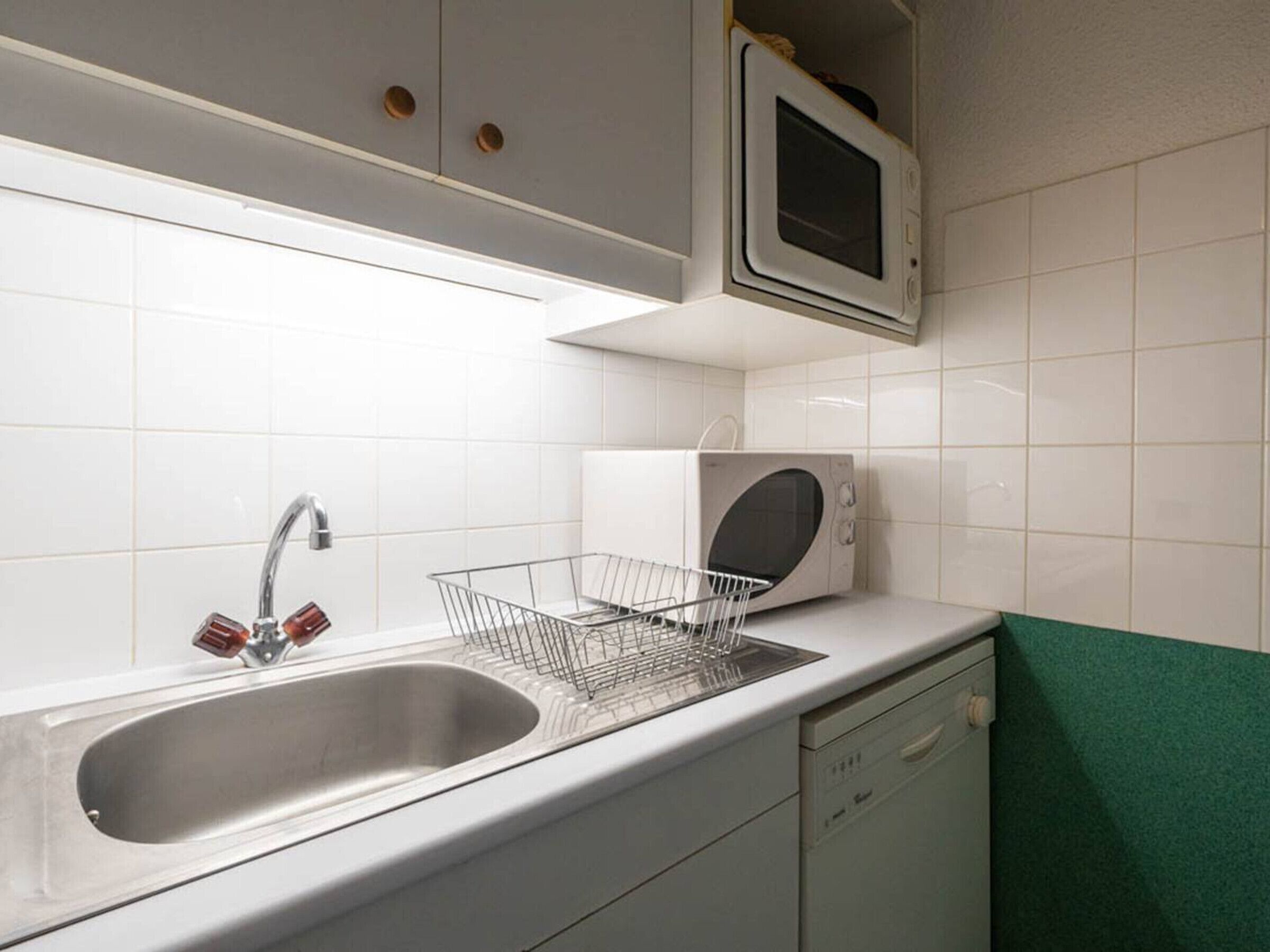 Frigorífico, microondas, horno y lavavajillas