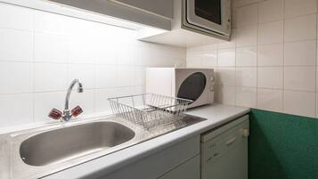 Frigorífico, microondas, horno y lavavajillas