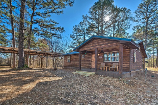 Hodgen Vacation Rental | 1 Story Cabin | 2BR | 2BA | 964 Sq Ft