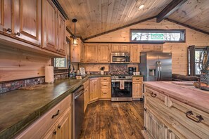 Fridge, microwave, stovetop, dishwasher - Updated Cabin w/ Fire Pit: 2 Mi to UTV & Hike (Hodgen)