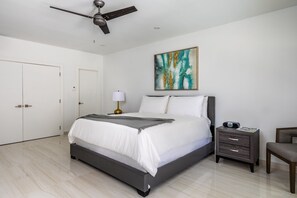 1 bedroom, in-room safe, iron/ironing board, WiFi - Spacious King Bedroom – Kitchenette, Pool, Bikes, WiFi & Steps to Grace Bay (Providenciales)