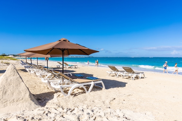 Beach nearby, sun-loungers, beach towels