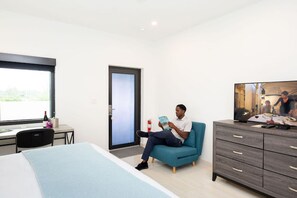 1 dormitori, caixa forta a l'habitació i planxa i posts de planxar 