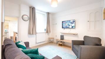 House | Living area | 32-inch flat-screen TV with digital channels, TV