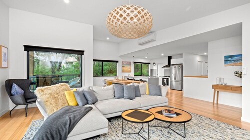 Narani Rise - contemporary coastal with free WIFI