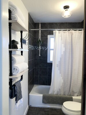Combined shower/tub, hair dryer, towels, soap - ☆ Mountain Topaz Getaway☆ Private Home Near Downtown, New Luxury Shower (Colorado Springs)