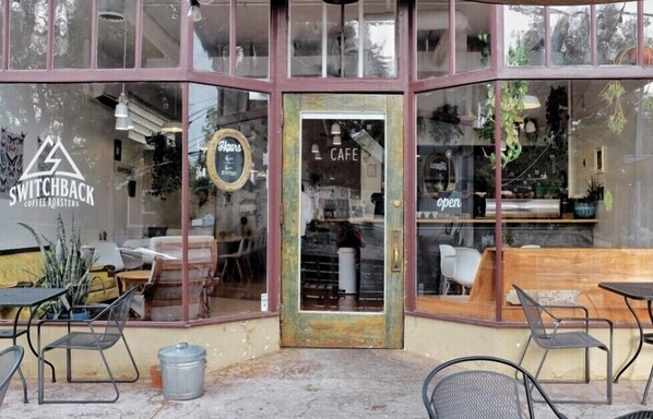 Outdoor dining - ☆ Mountain Topaz Getaway☆ Private Home Near Downtown, New Luxury Shower (Colorado Springs)