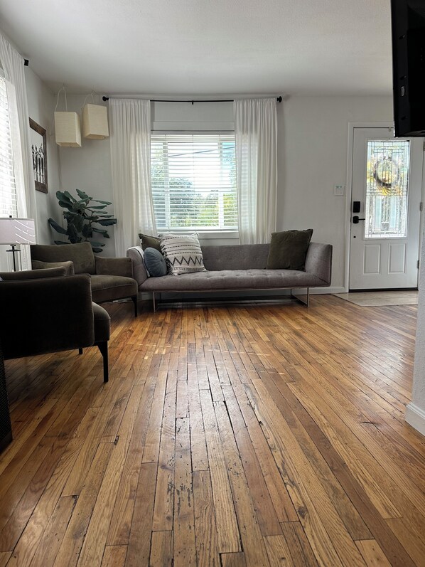 Smart TV, fireplace - ☆ Mountain Topaz Getaway☆ Private Home Near Downtown, New Luxury Shower (Colorado Springs)