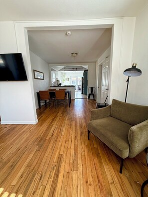 Smart TV, fireplace - ☆ Mountain Topaz Getaway☆ Private Home Near Downtown, New Luxury Shower (Colorado Springs)