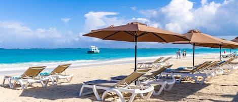 Plage à proximité, chaise longue, serviettes de plage