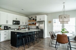 Fridge, microwave, oven, stovetop - Brand New and One Block from Magnolia Silos! (Waco)