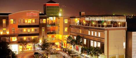 Façana frontal de l'allotjament (vespre/nit)