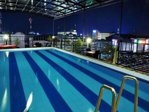 Una piscina al aire libre