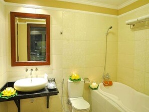 Shower, towels, soap, shampoo - Grand Tryas Hotel (West Cirebon)