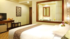 Desk, WiFi (free), bed sheets - Grand Tryas Hotel (West Cirebon)