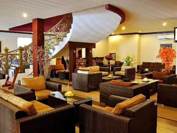 Lobby sitting area - Grand Tryas Hotel (West Cirebon)