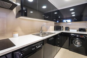 Frigorifero, microonde, forno, piano cottura