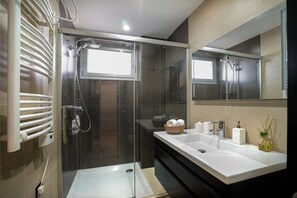 Douche, sèche-cheveux, serviettes fournies, savon