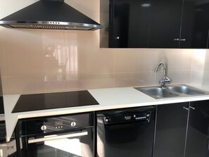 Frigorifero, microonde, forno, piano cottura