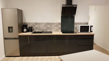 Een koelkast, een microgolfoven, een kookplaat, een vaatwasser