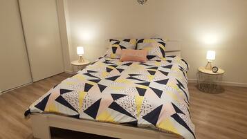 2 slaapkamers, een strijkplank/strijkijzer, reisbedje, wifi