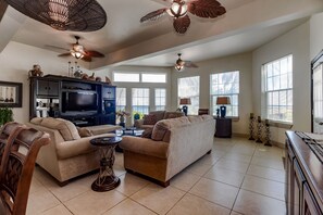 TV connectée, lecteur de DVD, livres