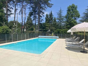 Een buitenzwembad en een verwarmd zwembad