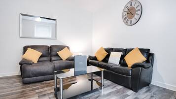 House | Living area | 32-inch flat-screen TV with digital channels, TV