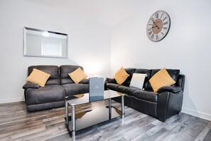 Hus | Oppholdsområde | En 32-tommers Flatskjerm-TV med digitale kanaler samt TV