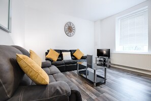 House | Living area | 32-inch flat-screen TV with digital channels, TV