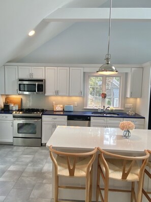 Fridge, microwave, oven, stovetop - BEST OF ALL WORLDS! Beach, Lake, Town, Bike, and Comfort. (Chatham)