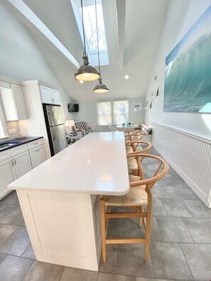 Dining - BEST OF ALL WORLDS! Beach, Lake, Town, Bike, and Comfort. (Chatham)